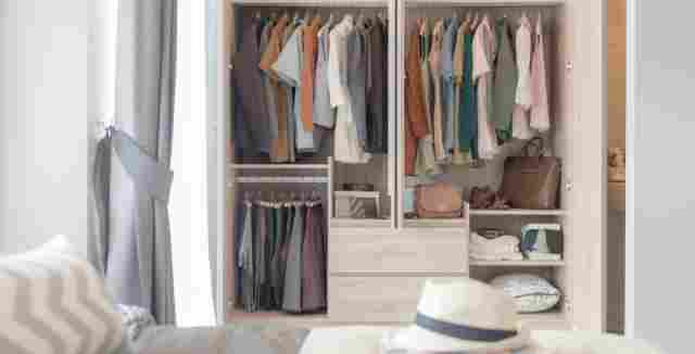 Výběr šatní skříně: Jaký materiál a jaký typ zvolit pro váš byt?